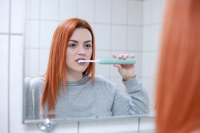 Jak pasta na nadwrażliwość zębów i inne środki mogą zmniejszyć ten problem?