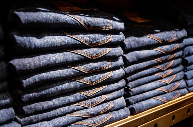 Trendy w modzie męskiej - spodnie jeansowe Wrangler