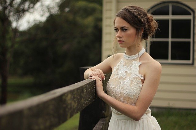 Wybieramy koronkową sukienkę na wesele – na co zwracać uwagę?