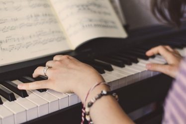 Jakie zasady muzyki powinni poznać instrumentaliści i wokaliści?