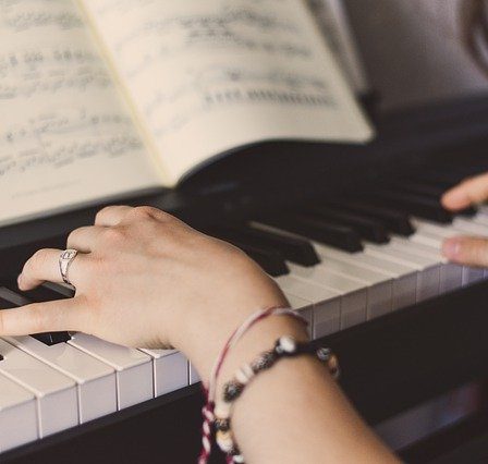 Jakie zasady muzyki powinni poznać instrumentaliści i wokaliści?